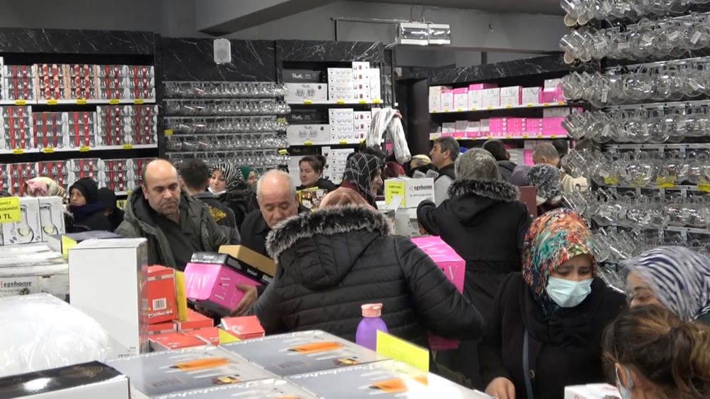 Bursa'da ucuz tencere izdihamı: Birbirlerini ezip, çocuklarını kaybettiler - 9