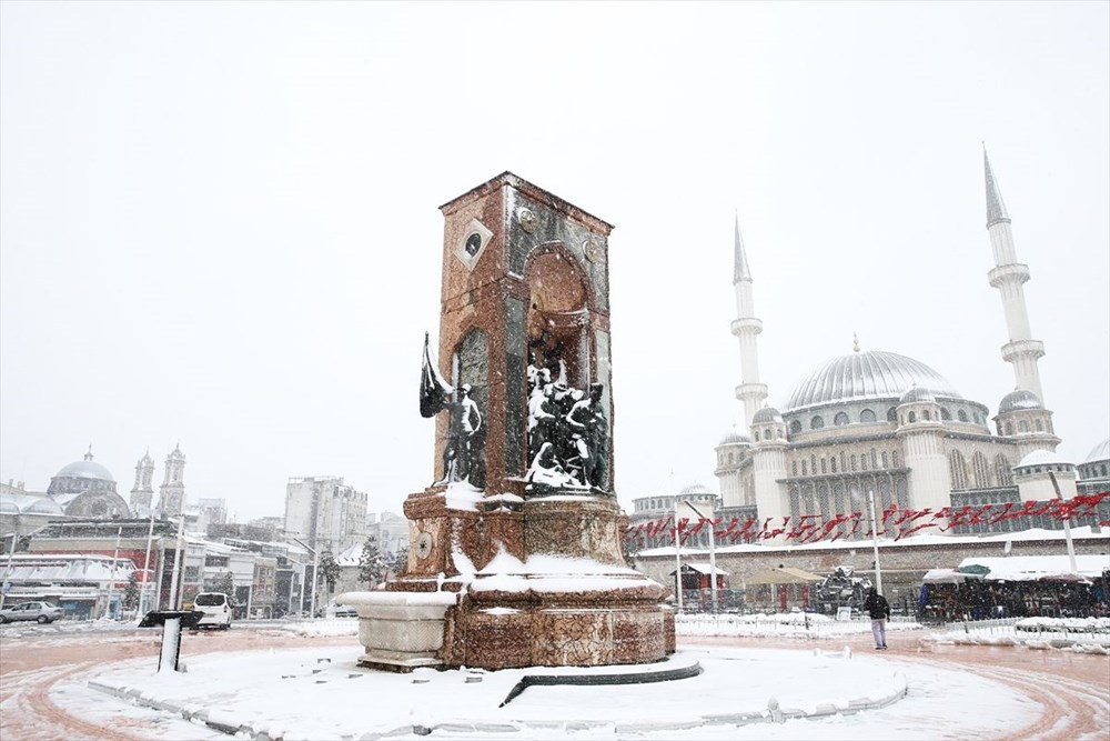 İstanbul'da kar yağışı devam ediyor - 33