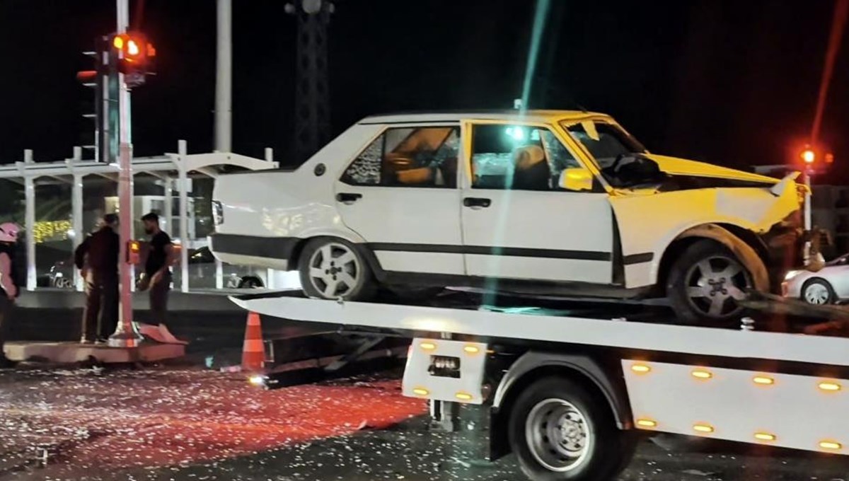 Adapazarı'nda iki otomobil çarpıştı Adapazarı'nda iki otomobil çarpıştı