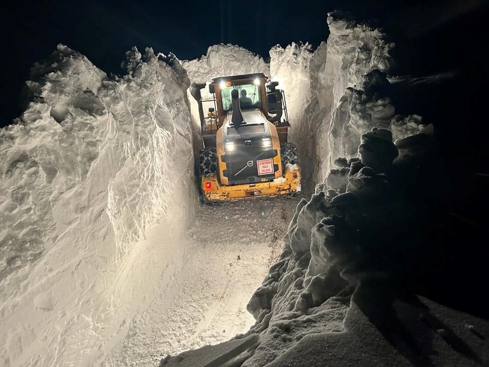 Hakkari'de 6 metreyi aşan kar tünelleri - 5