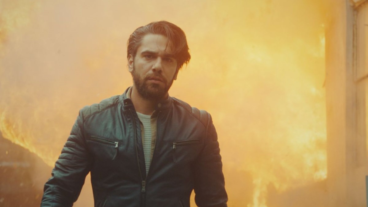 siyah beyaz ask setine polis baskini