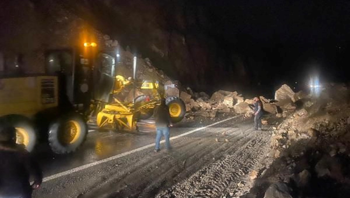 Artvin'de heyelan: Kayalar kara yoluna düştü