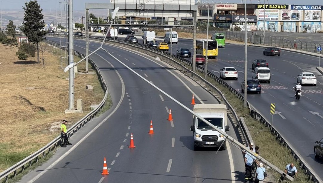 Dikkat! İstanbul'da rüzgar direk devirdi, E-5 kapandı