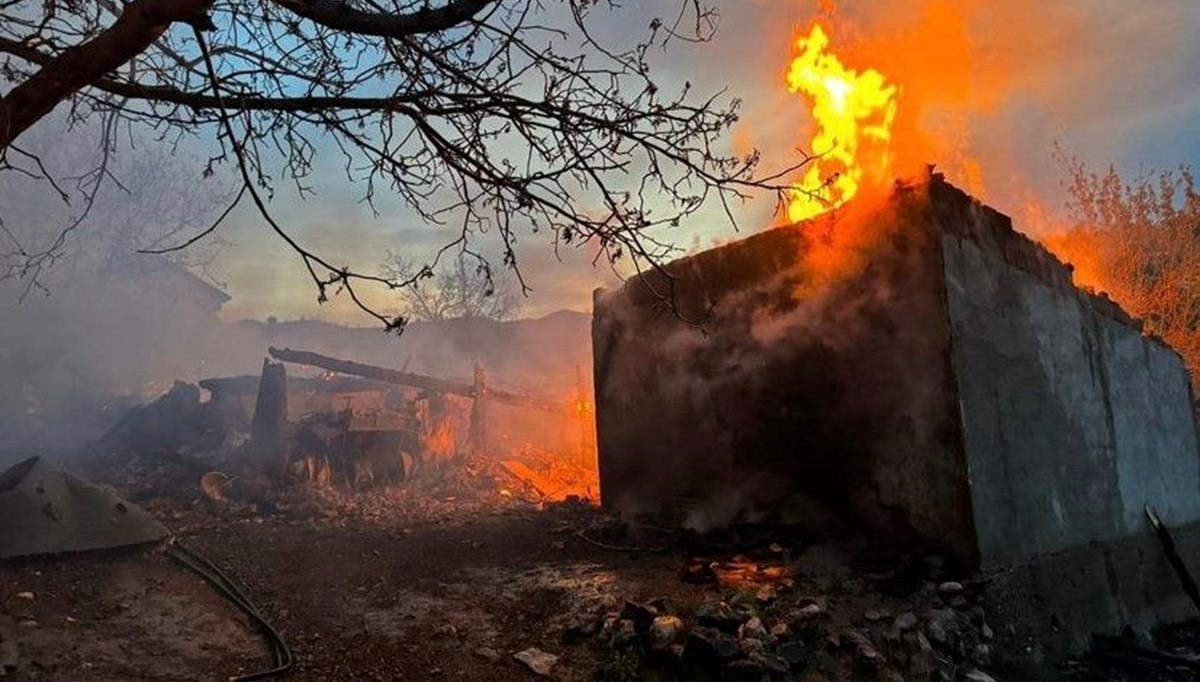 Çankırı'da yangın: 2 ev ve 3 ahır küle döndü