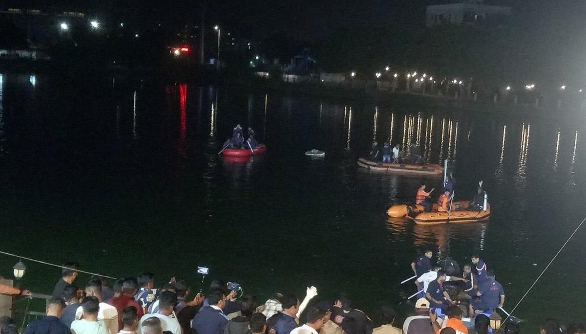 Hindistan'da öğrenci ve öğretmenleri taşıyan tekne alabora oldu: 14 ölü Hindistan'da öğrenci ve öğretmenleri taşıyan tekne alabora oldu: 14 ölü
