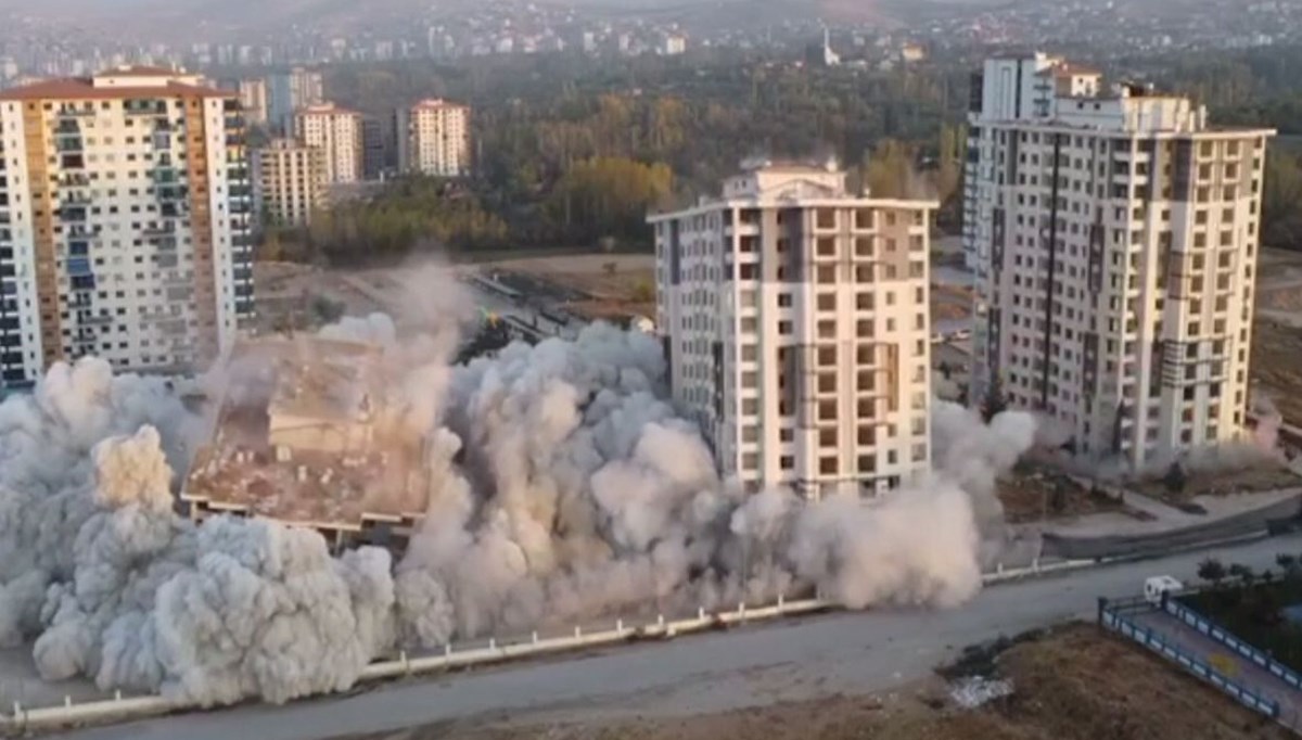 15 katlı 3 bina aynı anda yıkıldı 15 katlı 3 bina aynı anda yıkıldı
