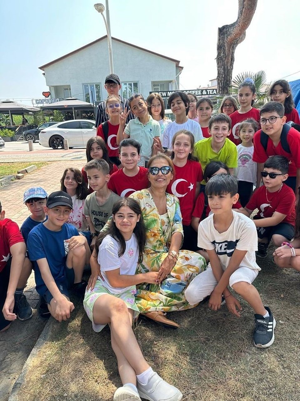 Demet Akalın'dan minik hayranına jest: Kırılan kalp İznik'te onarıldı - 2