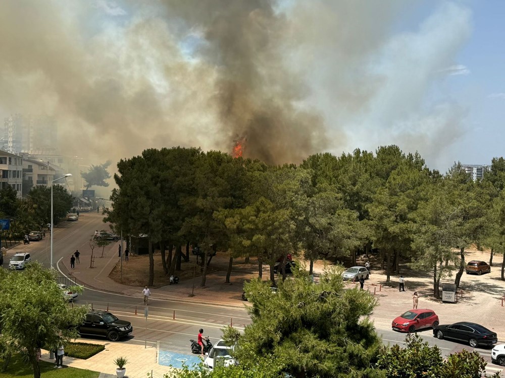 Antalya'da yerleşim yerine yakın ağaçlık alanda yangın - 3