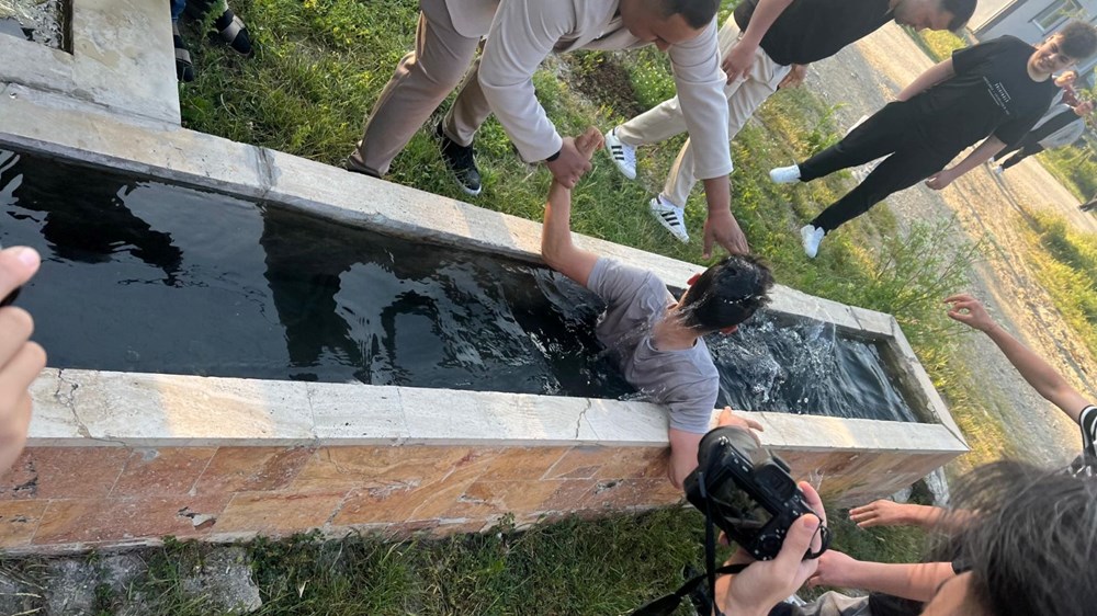 Yarım asırlık gelenek: Bayram namazına gelmeyeni buz gibi suda uyandırdılar - 3