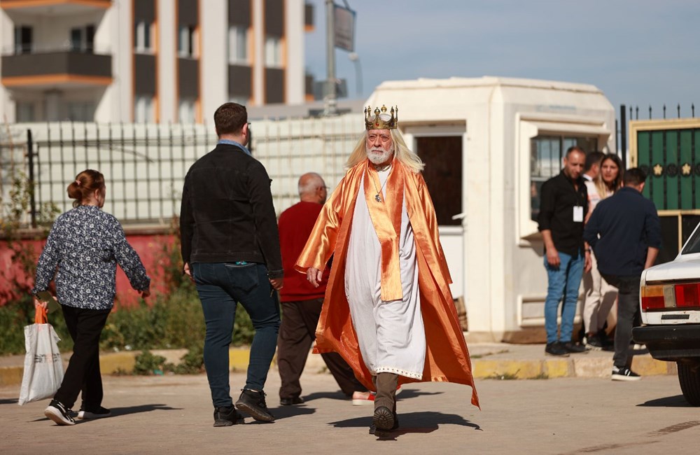 Sandık başından ilginç görüntüler: Kral da var astronot da - 5