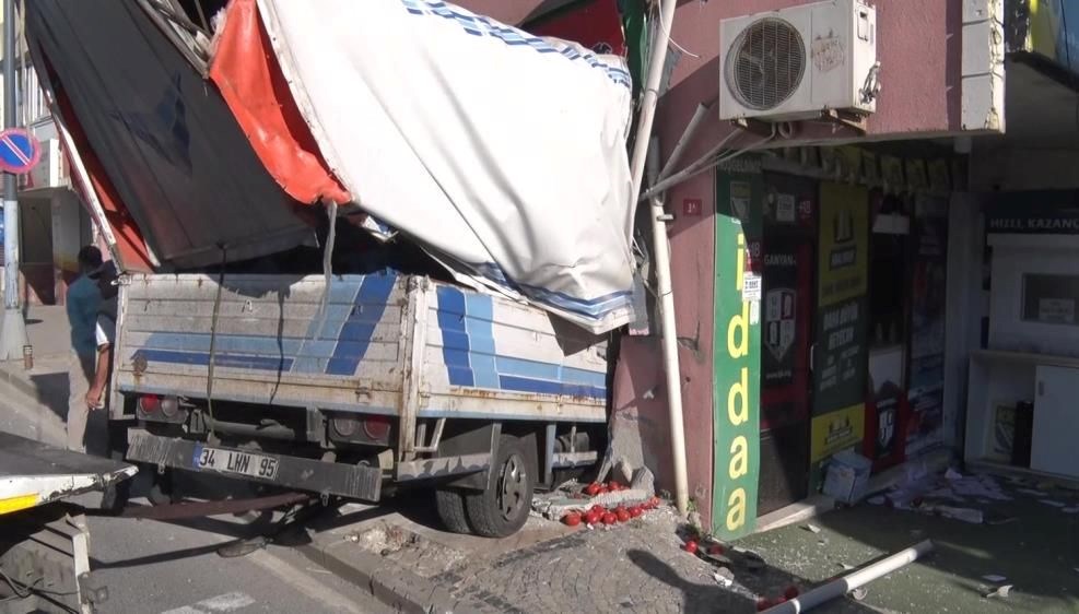 Kamyonet iş yerine daldı