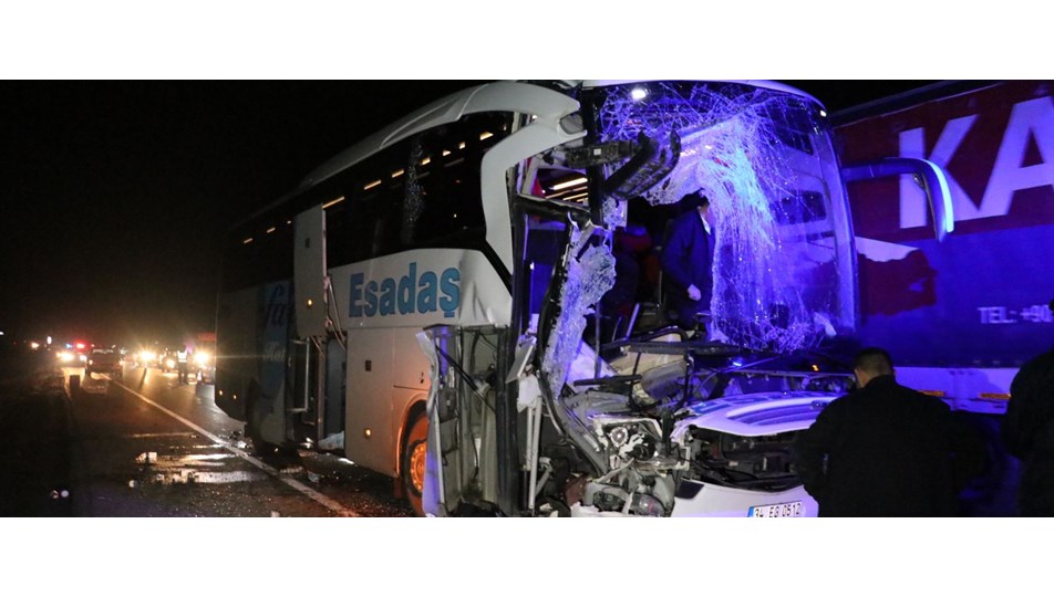 erzincan da yolcu otobusu tir a carpti