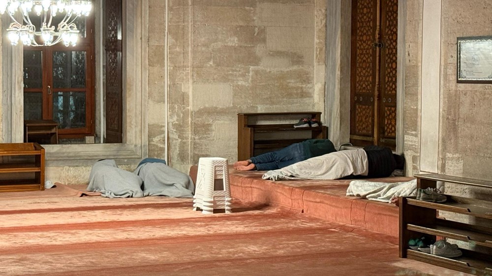 İstanbul'da kimi vatandaşlar geceyi dışarıda geçirdi 73 LCEtoZEPuk6LkvV3XLaDgA