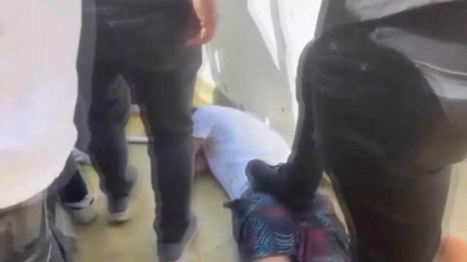İstanbul'da operasyon: Çatıya kaçtılar, bacadan AK-47 çıktı - 2