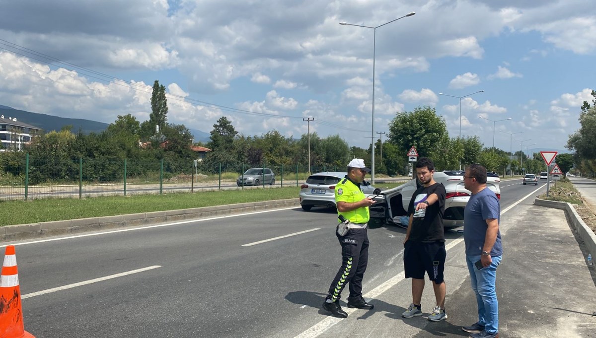 Otomobil tepetaklak oldu, sürücüsünün burnu bile kanamadı Otomobil tepetaklak oldu, sürücüsünün burnu bile kanamadı