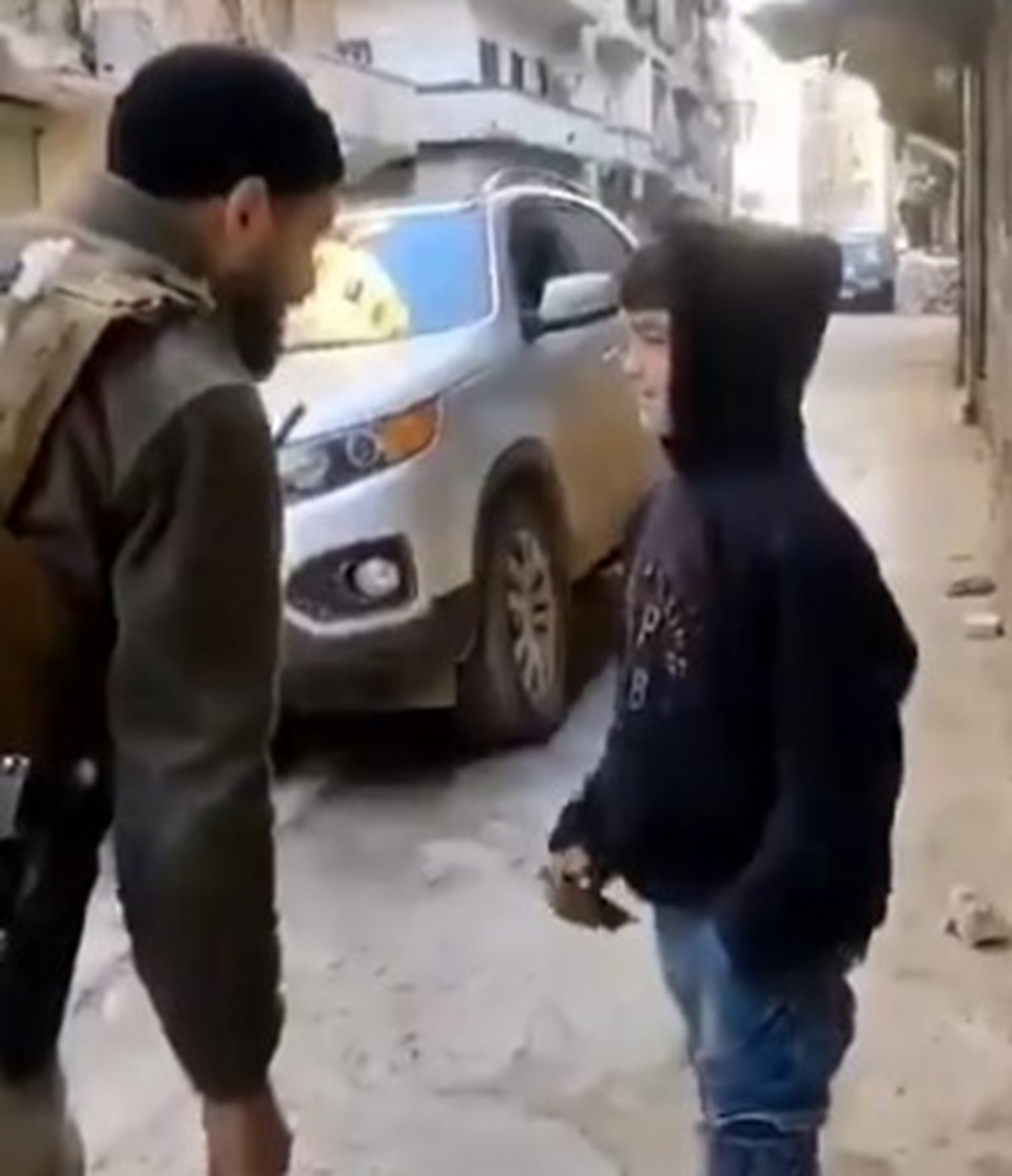 Özgür Suriye Ordusu askerlerinin sivillere çikolata dağıtırken çekilen görüntüleri sosyal medyada paylaşıldı. Özgür Suriye Ordusu askerlerinin sivillere çikolata dağıtırken çekilen görüntüleri sosyal medyada paylaşıldı.