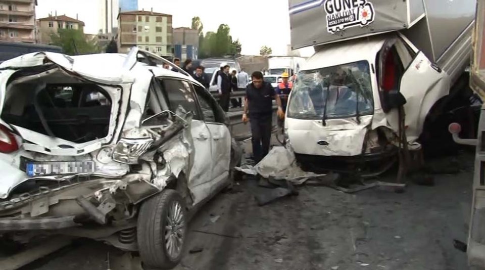 TEM'de zincirleme kaza: 1 kişi öldü, yol trafiğe kapandı - 1