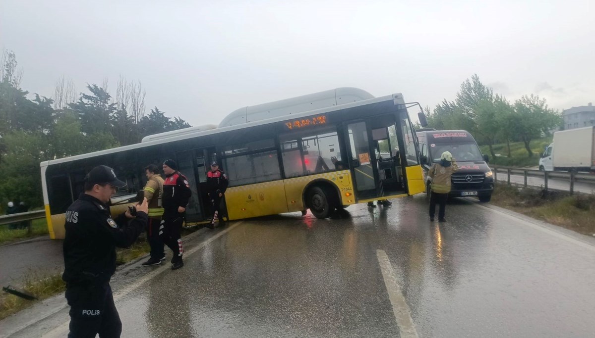 Büyükçekmece'de yan yola kayan İETT otobüsünde 1 kişi yaralandı Büyükçekmece'de yan yola kayan İETT otobüsünde 1 kişi yaralandı