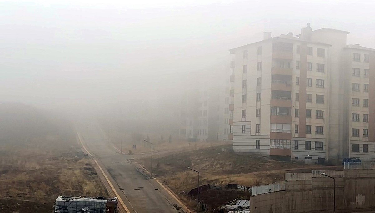 Yüksekova'da göz gözü görmüyor: 10 metreye kadar düştü