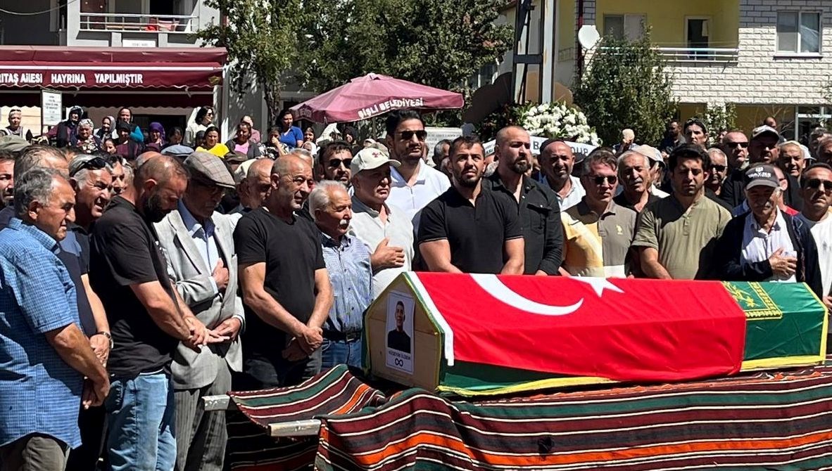 Dünya şampiyonu güreşçi son yolculuğuna uğurlandı