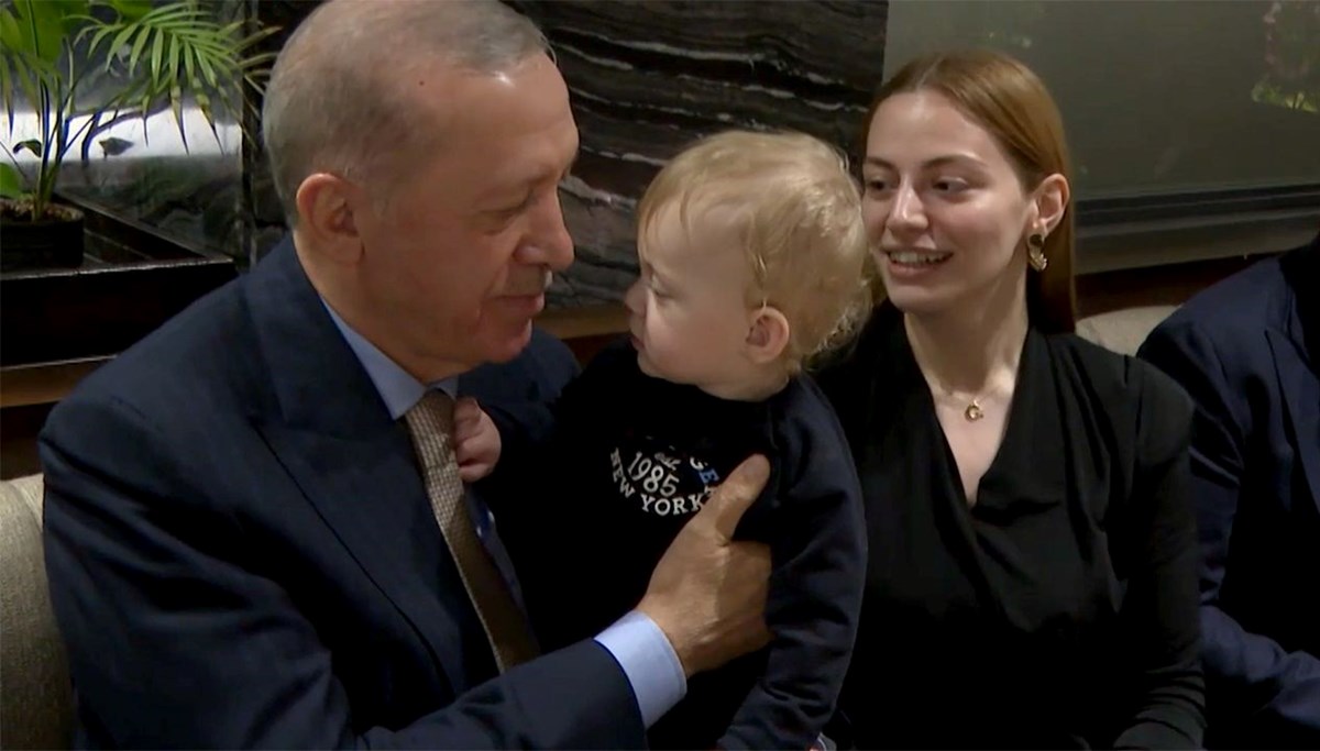 Cumhurbaşkanı Erdoğan kafede vatandaşlarla sohbet etti