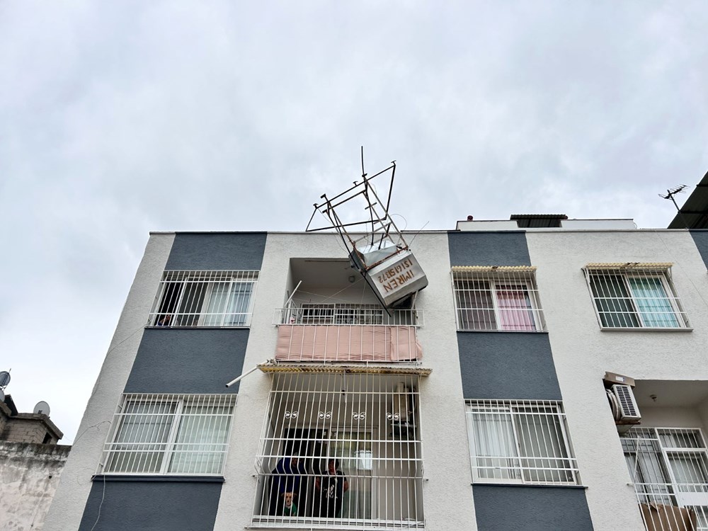 Hatay’da şiddetli fırtına: 4 katlı binanın çatısında su deposu asılı kaldı - 1