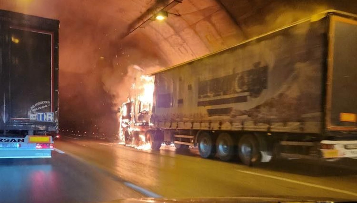 Bayraklı Tüneli'nde TIR'da yangın Bayraklı Tüneli'nde TIR'da yangın