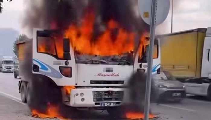 Seyir halindeki kamyon alev alev yandı