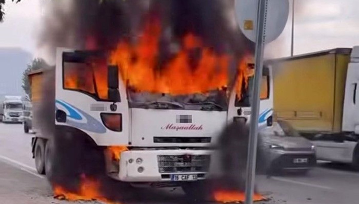 Seyir halindeki kamyon alev alev yandı