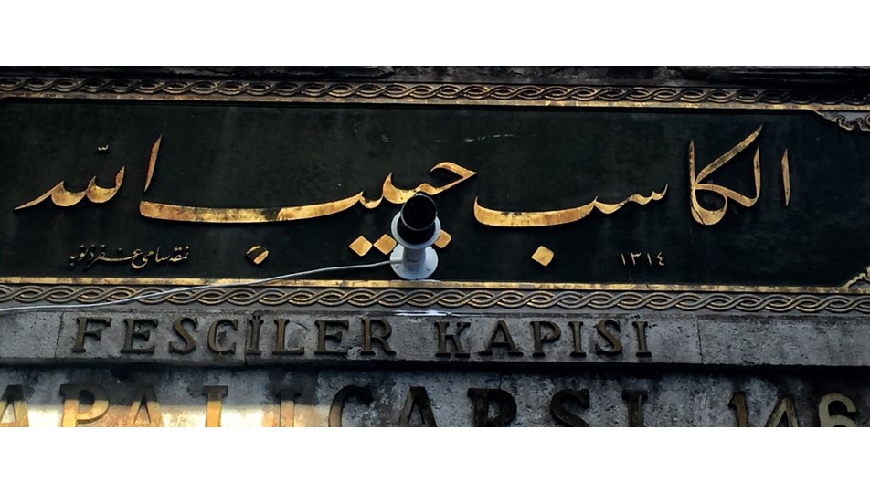 istanbul kapalicarsi da tarihi kitabeye