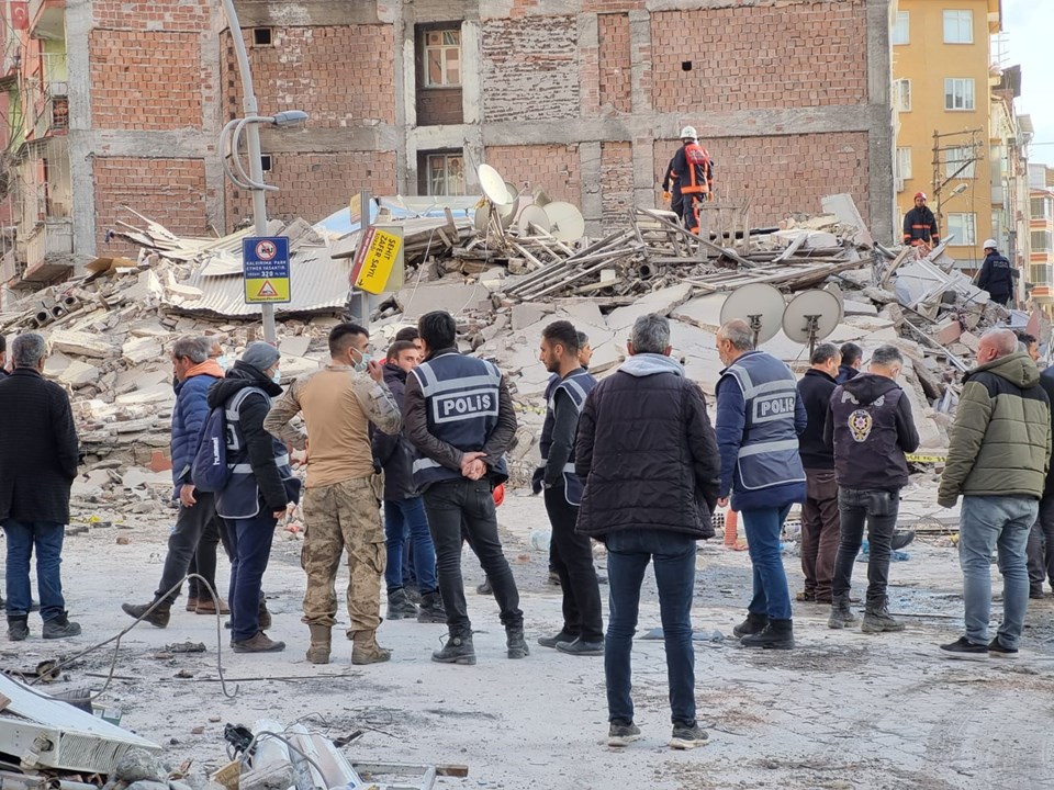 Malatya'da 6 katlı bina çöktü - 1