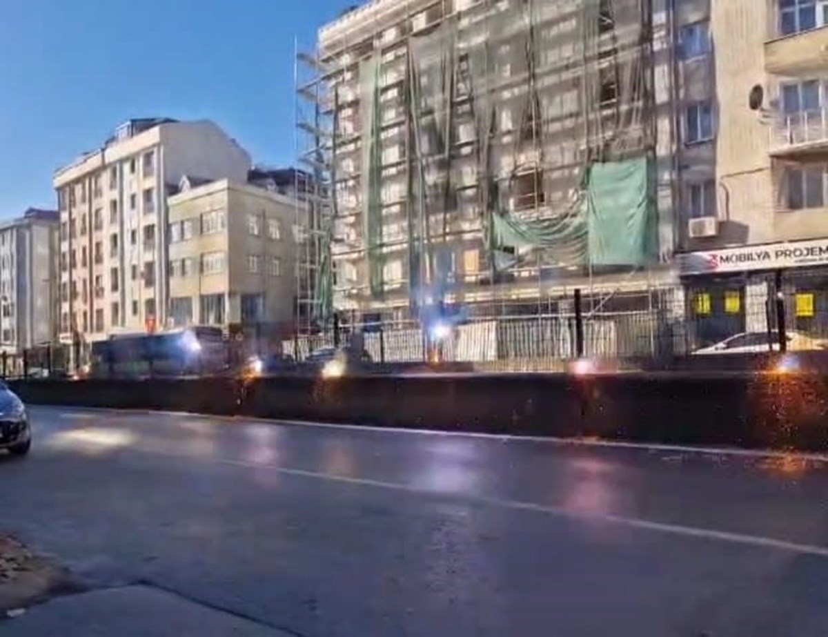 Olaya şahit olan bir vatandaş tarafından kaydedilen görüntüde tramvay hattından kıvılcımlar yükseldiği görüldü. Olaya şahit olan bir vatandaş tarafından kaydedilen görüntüde tramvay hattından kıvılcımlar yükseldiği görüldü.