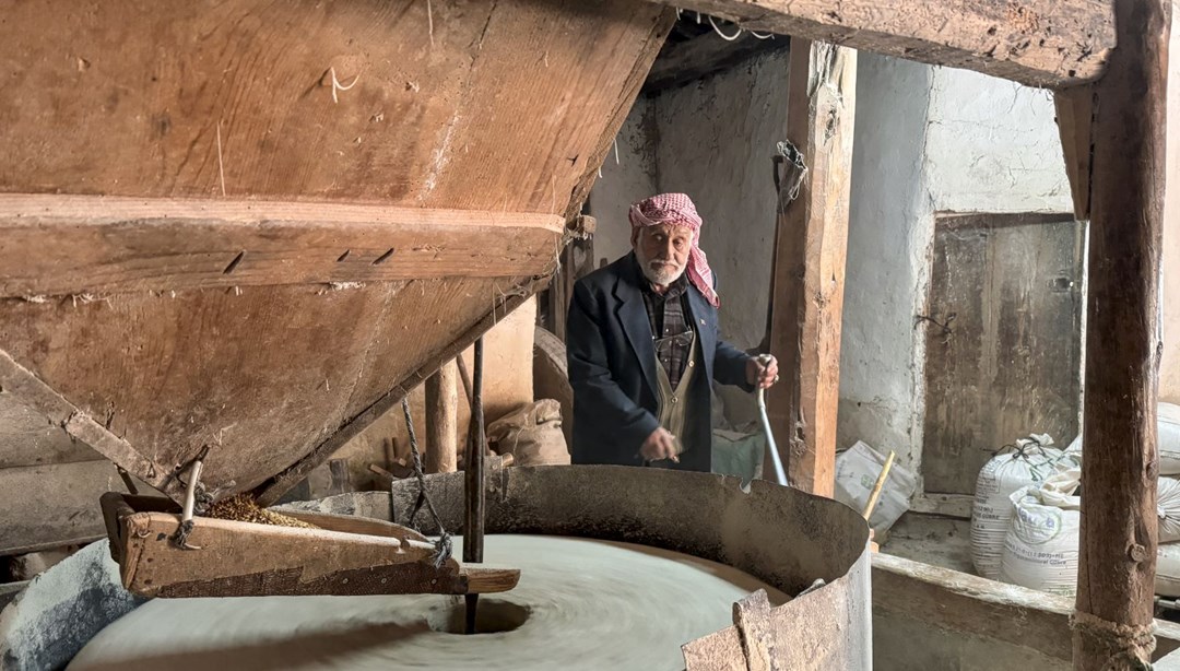 Uşaklı Şevket dede, 54 yıldır buğday öğütüyor