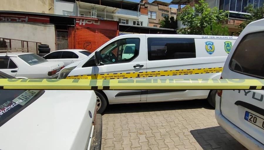 İzmir'de dehşet: Eşini öldürüp intihar etti