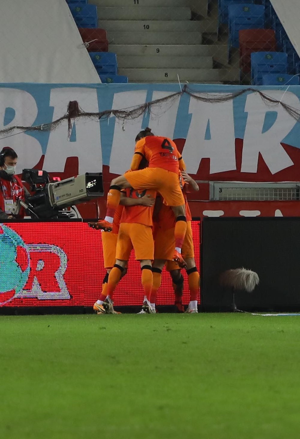Trabzonspor'u yenen Galatasaray liderliğe yükseldi - 9