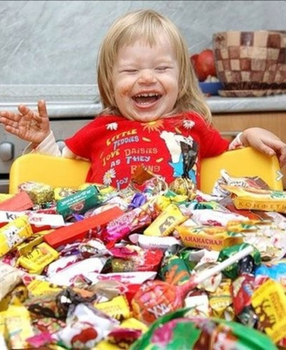 Столько сладостей. Сладости для детей. Куча конфет. Сладости которые любят дети. Дети и много конфет.