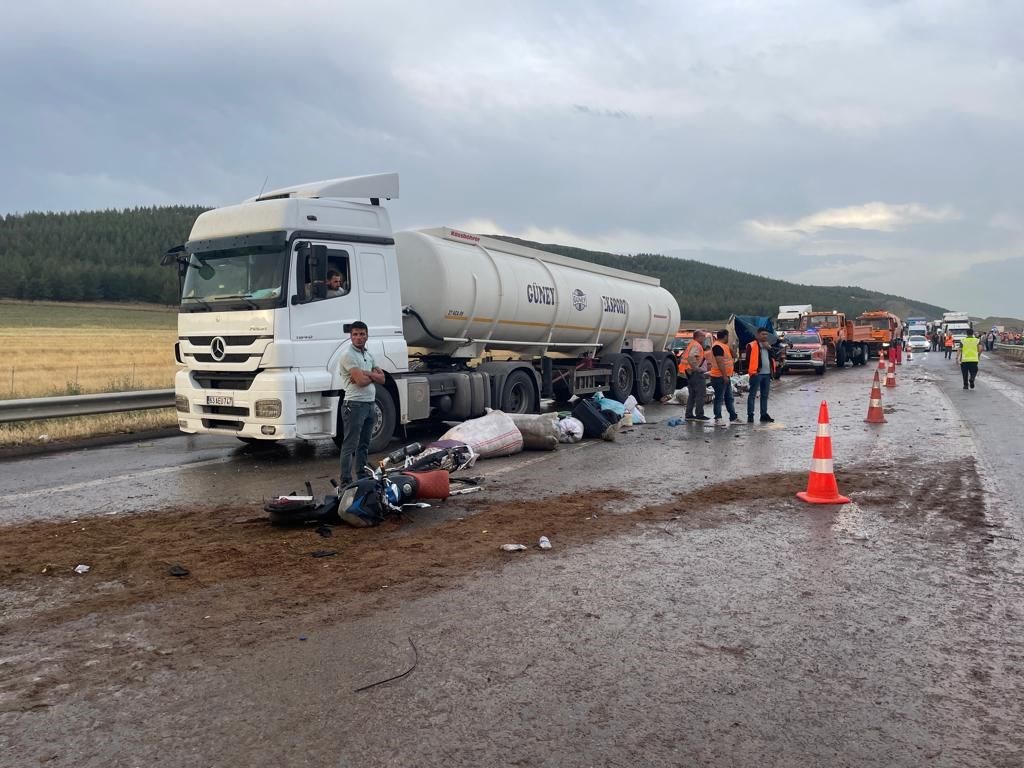 TAG Otoyolu'nda Zincirleme Kaza: İki ölü, 20 Yaralı - Son Dakika ...