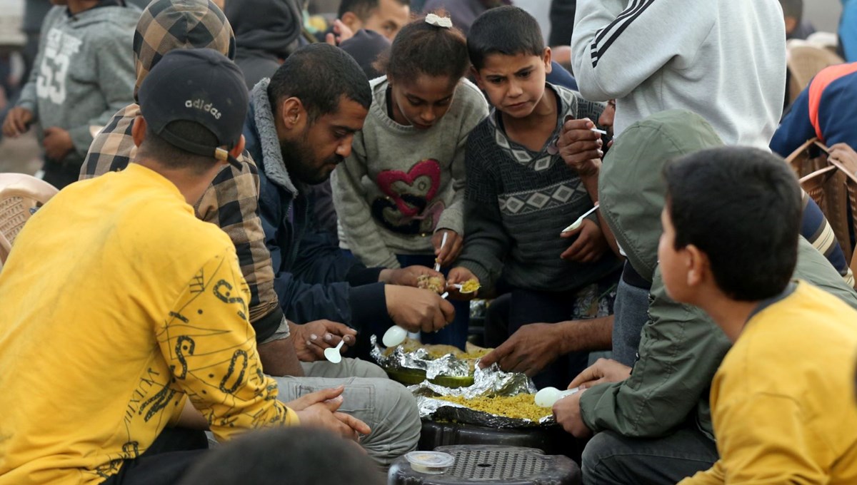 Filistinliler, yıkılan evlerinin enkazı üstünde ilk iftarını yaptı