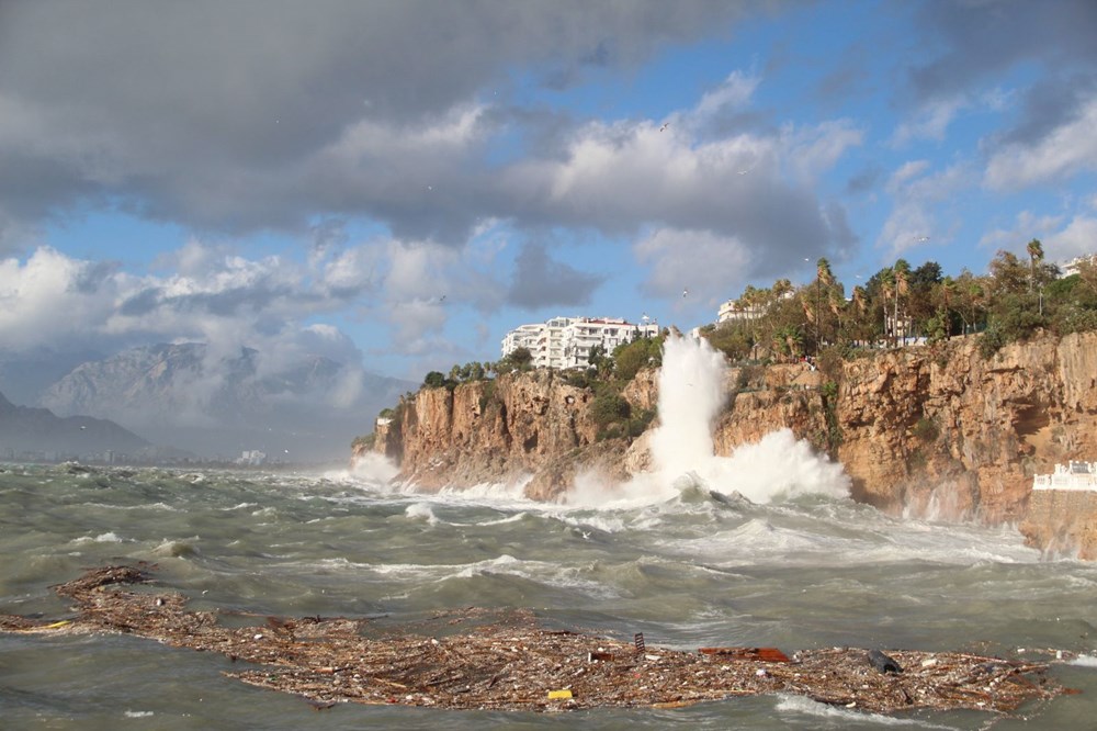 Antalya'da dev dalgalar yat limanını yuttu: 1 tur, 2 balıkçı teknesi battı - 8