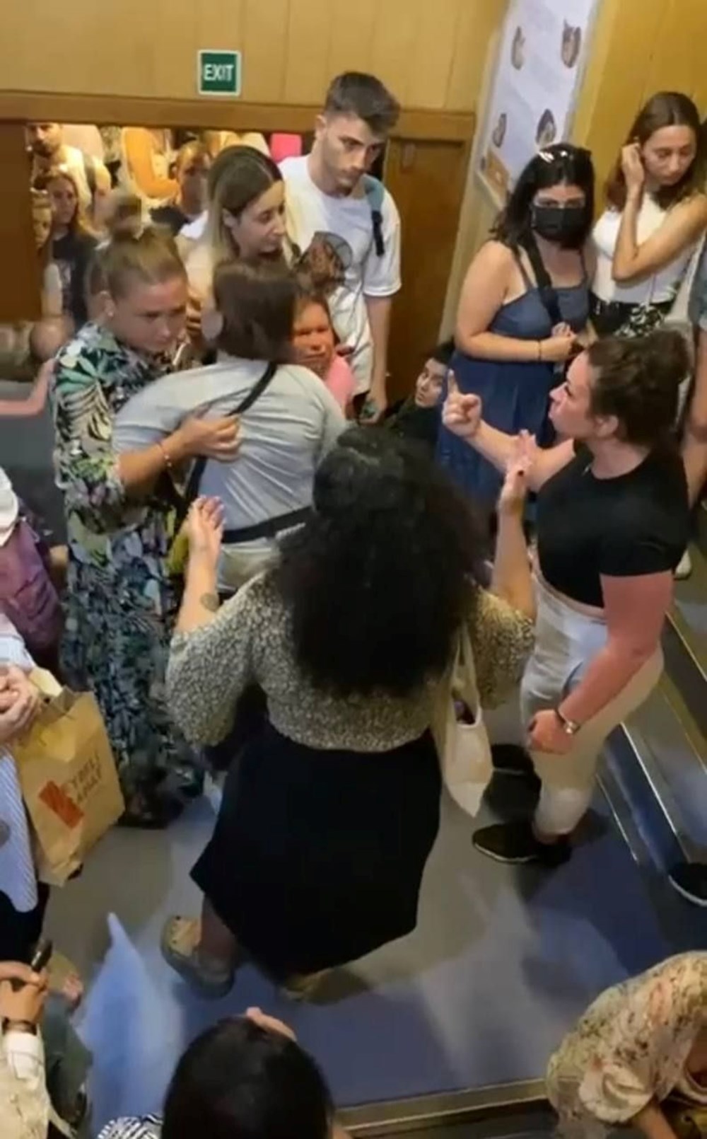 Adalar vapurunda kadın turistler arasında yumruklu kavga - 5