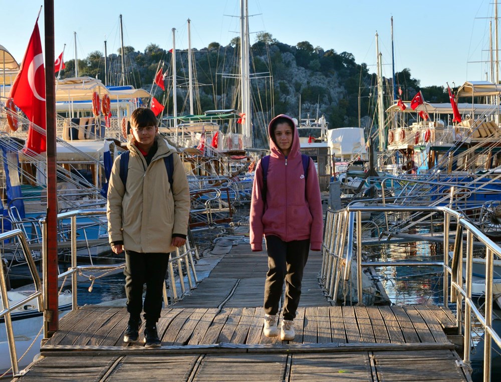 Eğitim için 5 kilometrelik yolculuk: Okula gitmek için tekneyle denizi geçiyorlar - 3