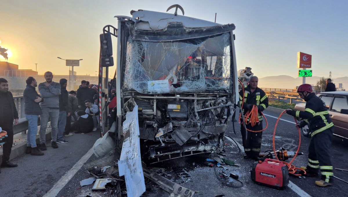 Manisa'da işçi servisi tıra çarptı: 22 yaralı