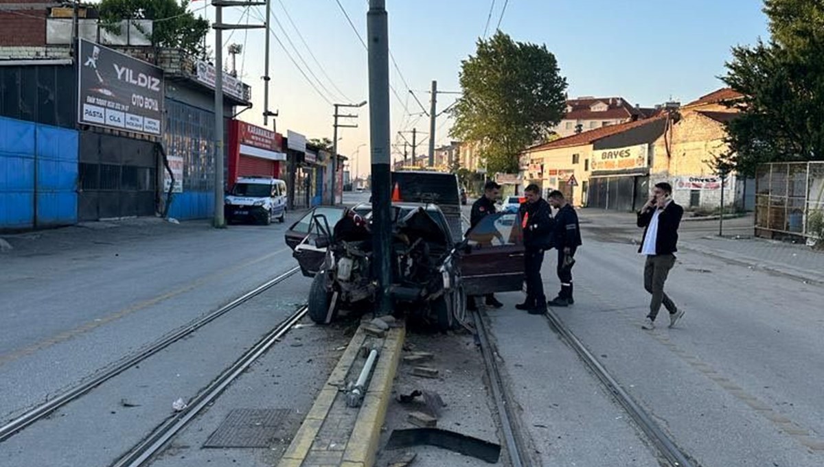 Eskişehir'de otomobil katener direğine çarptı: Tramvay seferleri durdu