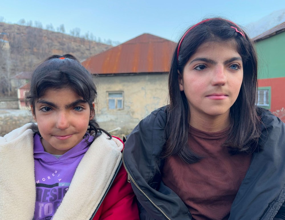 Görenler fotoğraf çektiriyor: Biri mavi biri siyah gözlü kardeşler ilgi odağı oldu - 5