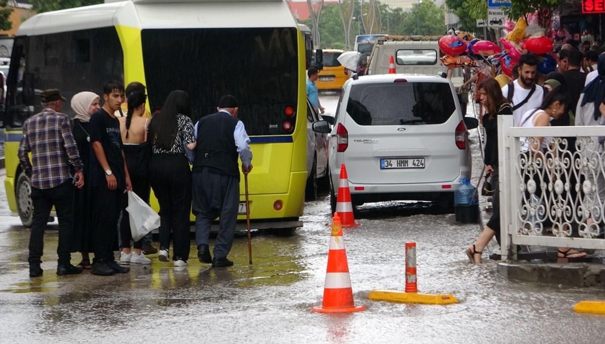 Aniden sağanak yağış bastırdı! Cadde ve sokaklar göle döndü