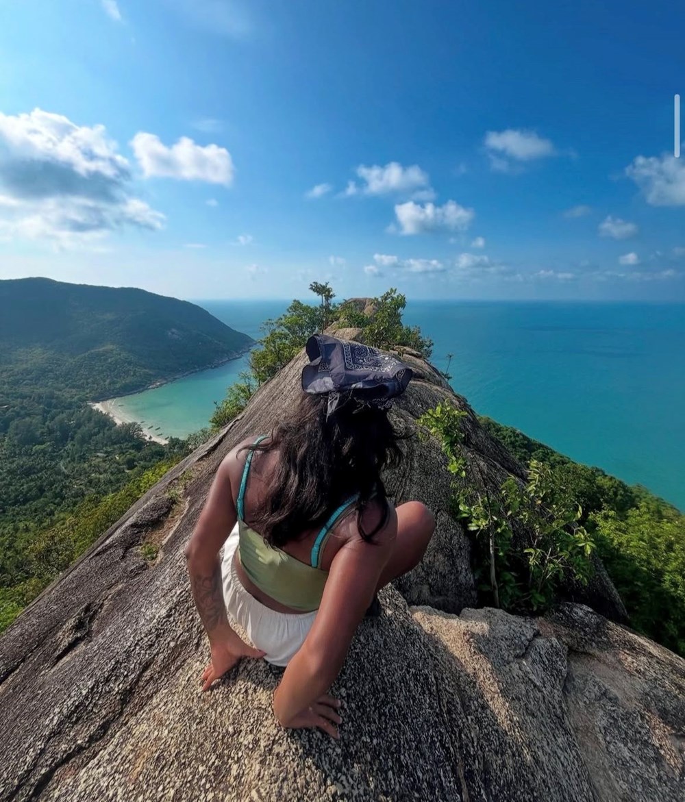 Yürüyüş yapan turist yanardağın içine düştü - 4