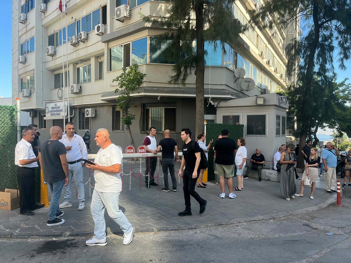 Gözaltına alınanların emniyetteki işlemleri sürerken yakınları emniyet önüne geldi