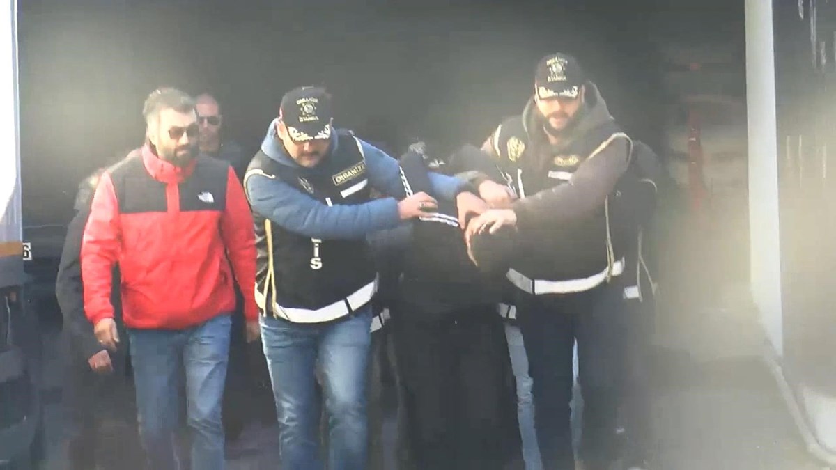 Gözaltına alınan şüpheliler adliyeye sevk edildi Gözaltına alınan şüpheliler adliyeye sevk edildi