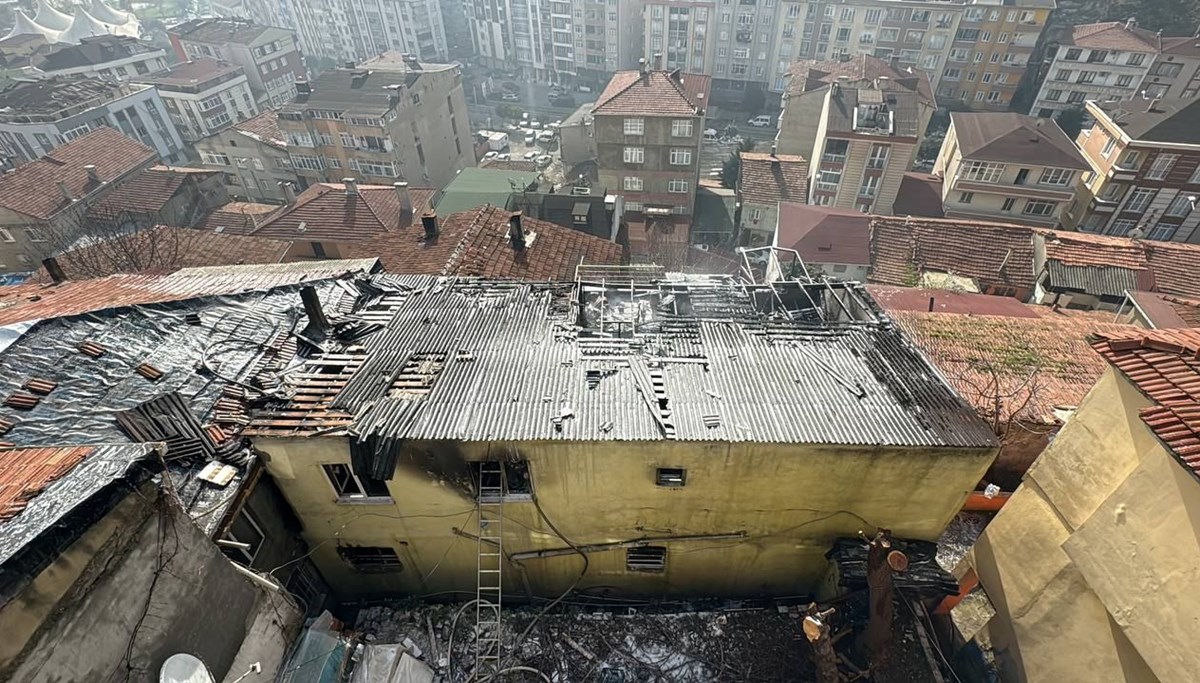 Eyüpsultan'da 2 katlı binada yangın: Alevler 3 gecekonduya sıçradı