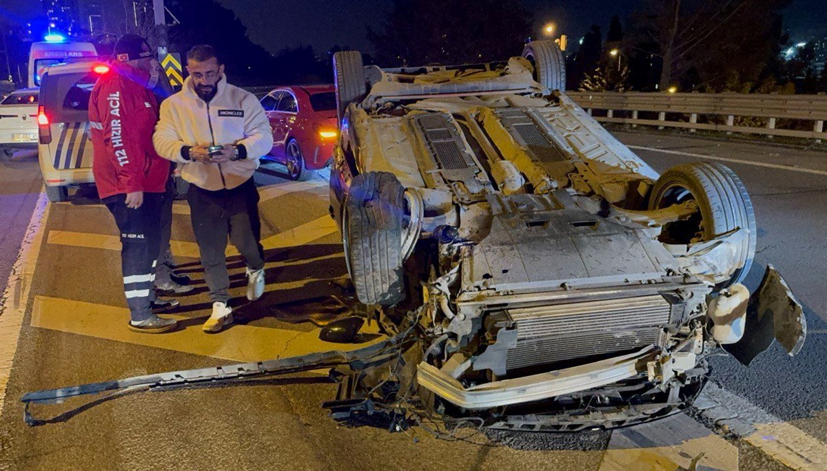 Üsküdar'da iki otomobil çarpıştı: 4 yaralı Üsküdar'da iki otomobil çarpıştı: 4 yaralı